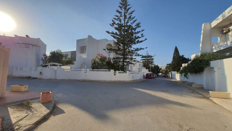 Derrière centre makni