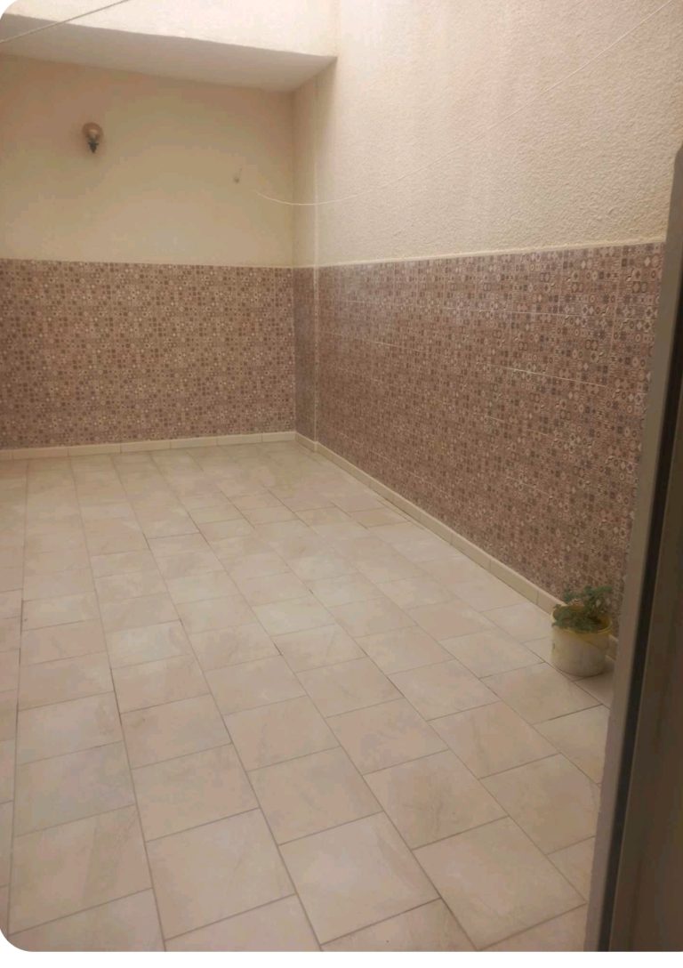 Occasion de deux maisons sur avenue principale