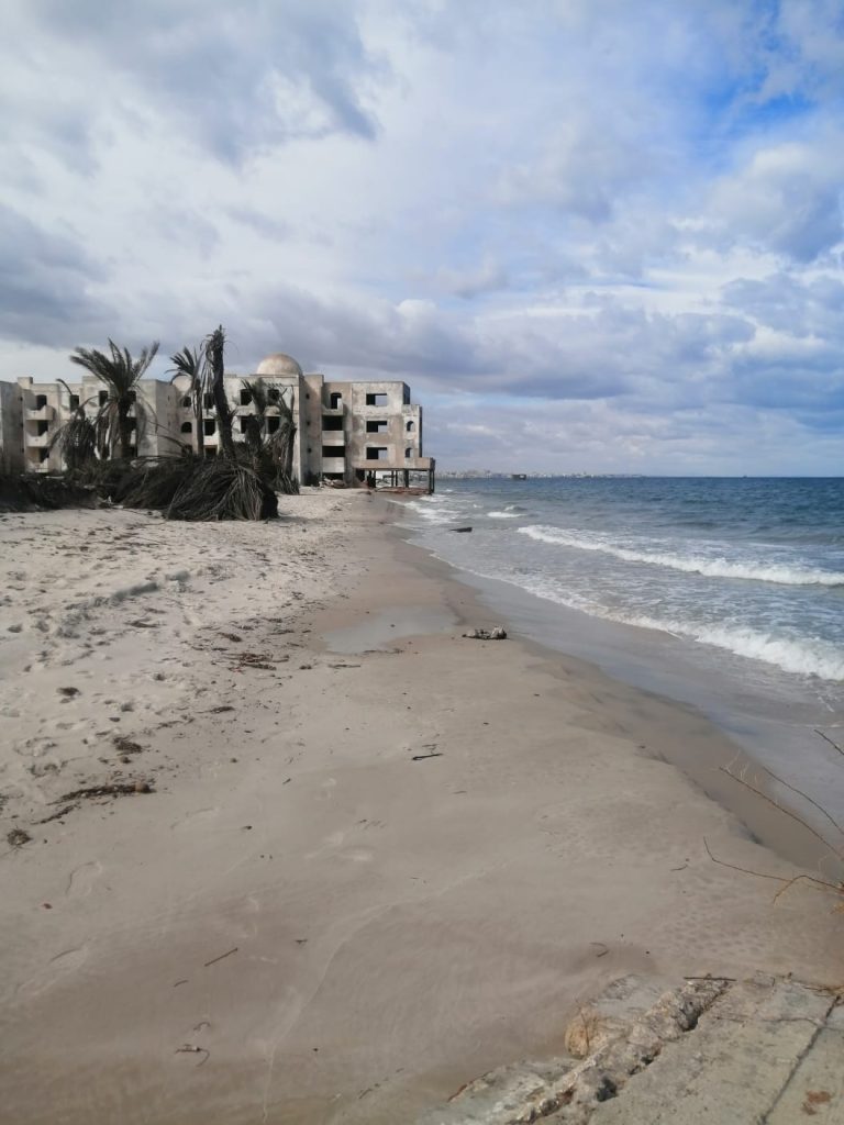 H&ocirc;tel inachev&eacute;e pied dans leau &agrave; monastir