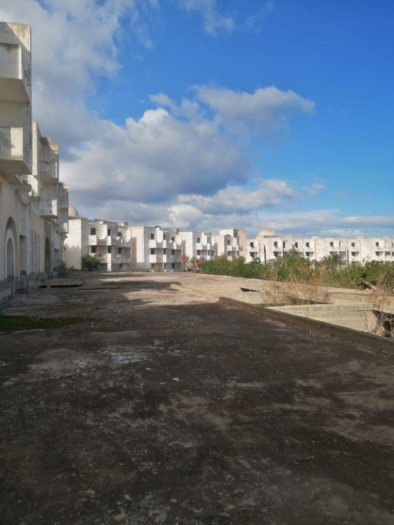 H&ocirc;tel inachev&eacute;e pied dans leau &agrave; monastir