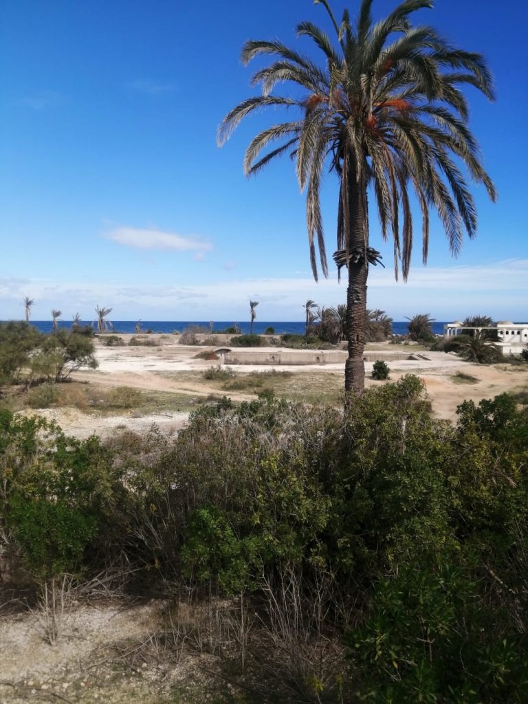 H&ocirc;tel inachev&eacute;e pied dans leau &agrave; monastir