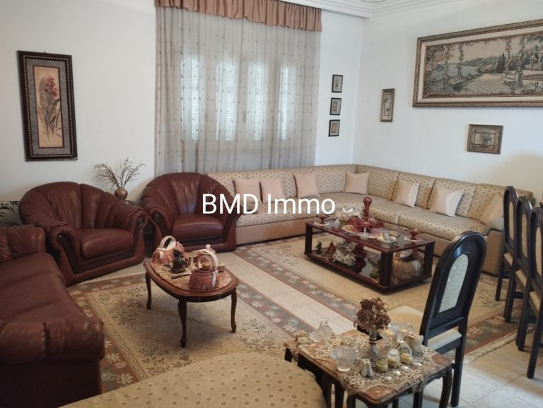 Un grd &eacute;tage de villa avec meubles de tr&egrave;s bon stg