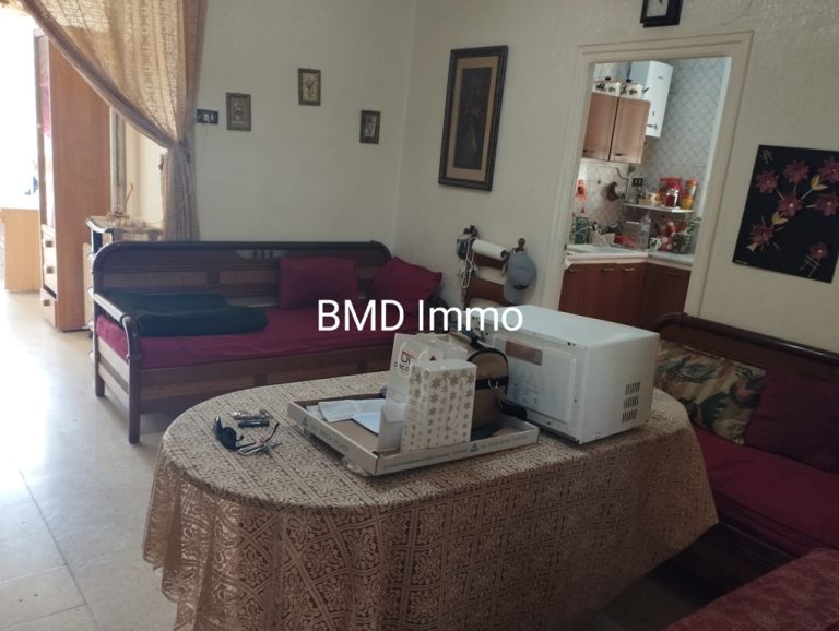 Un grd &eacute;tage de villa avec meubles de tr&egrave;s bon stg