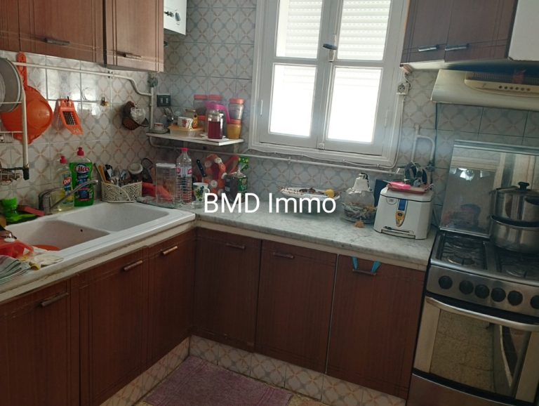 Un grd &eacute;tage de villa avec meubles de tr&egrave;s bon stg