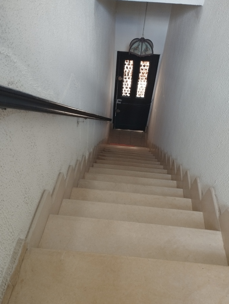 Un grd &eacute;tage de villa avec meubles de tr&egrave;s bon stg