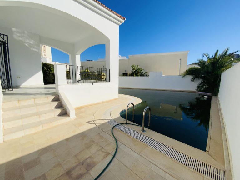 Villa de prestige 608m2 &agrave; l'aouina