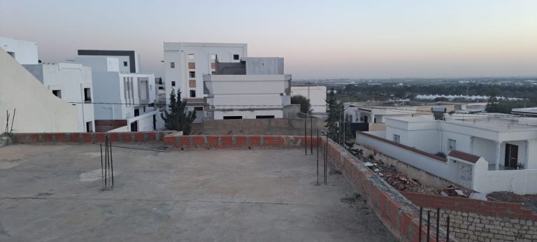 Une maison avec &eacute;tage inachev&eacute;e &agrave; bessbesya