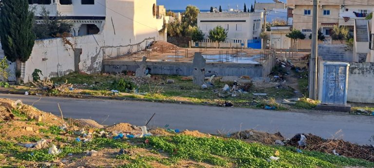 Terrain de 700m &agrave; mrezga ville