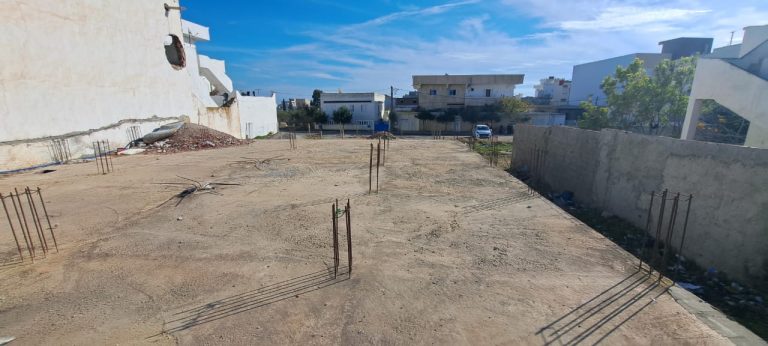 Terrain de 700m &agrave; mrezga ville