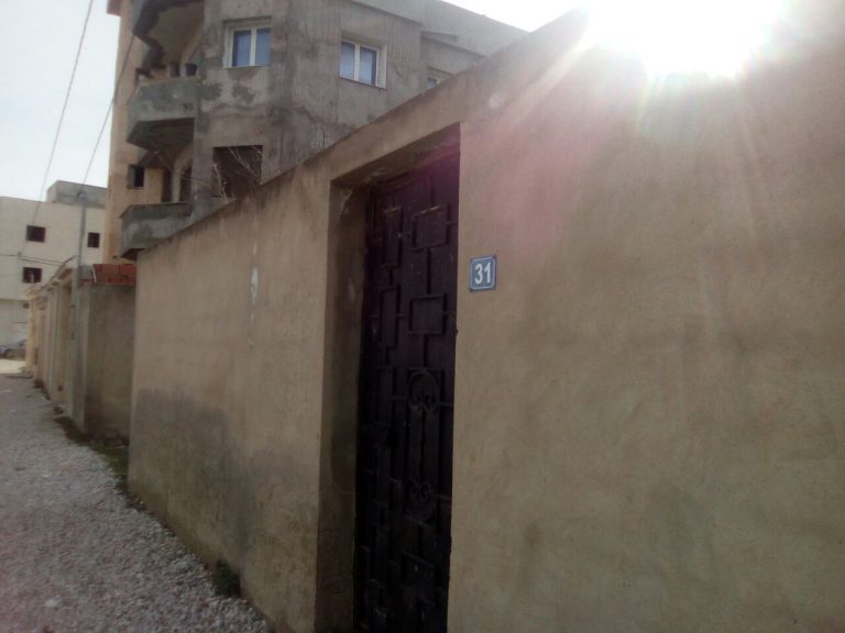 Terrain 500m cl&ocirc;tur&eacute; avec titre bleu &agrave; raoued