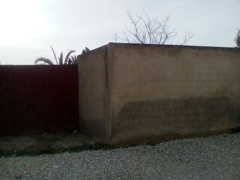 Terrain 500m cl&ocirc;tur&eacute; avec titre bleu &agrave; raoued