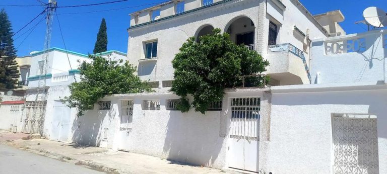 Villa r1 au bardo spacieuse avec un vaste terrain