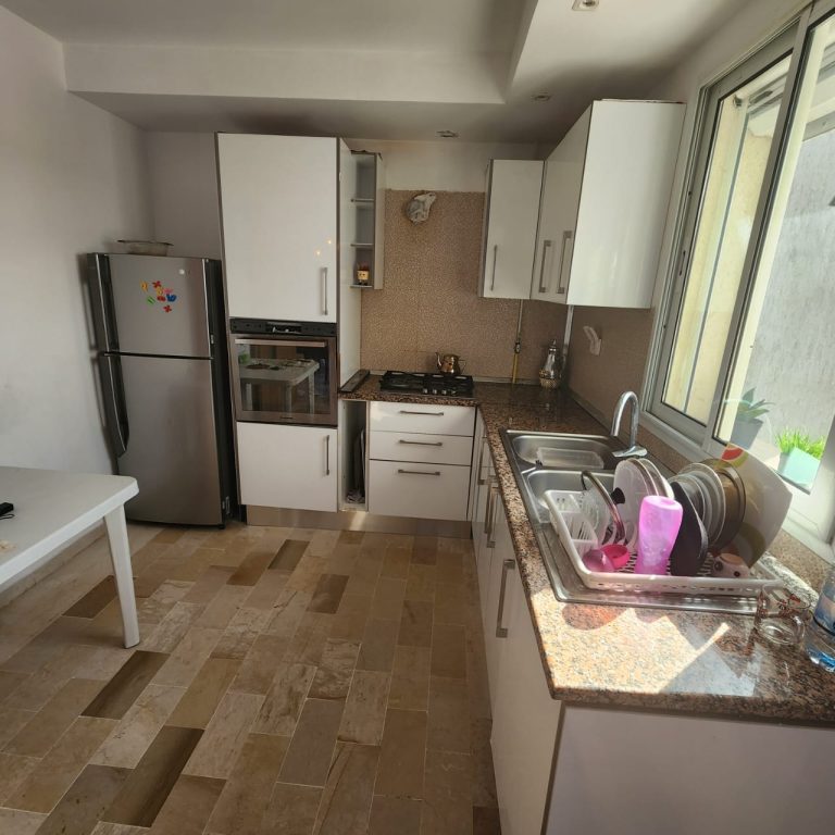 Appartement en face magasin generale