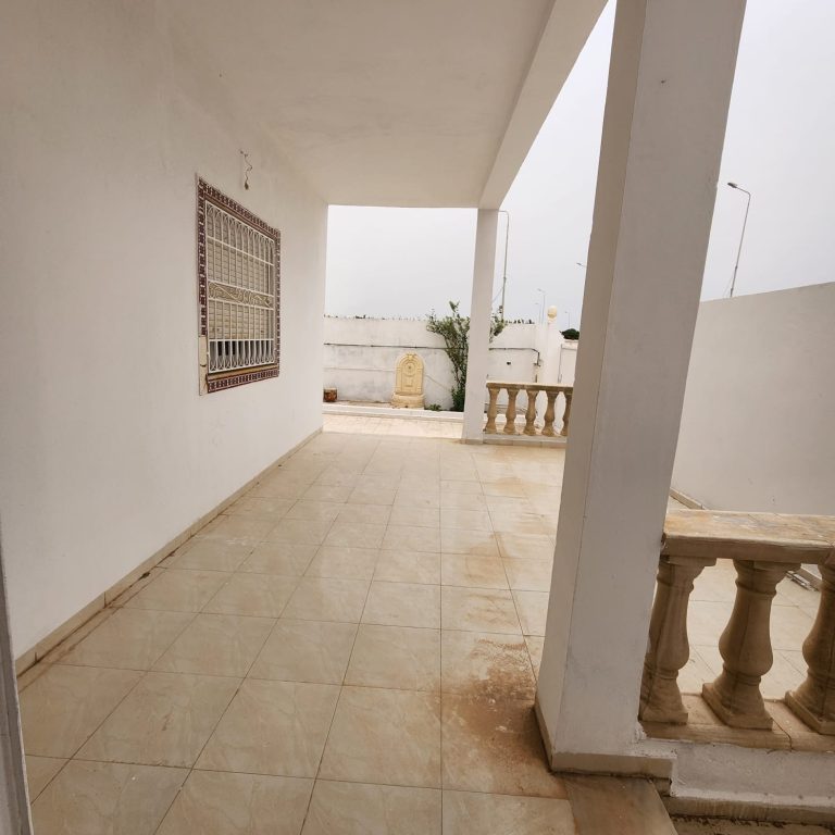 Villa et deux garages