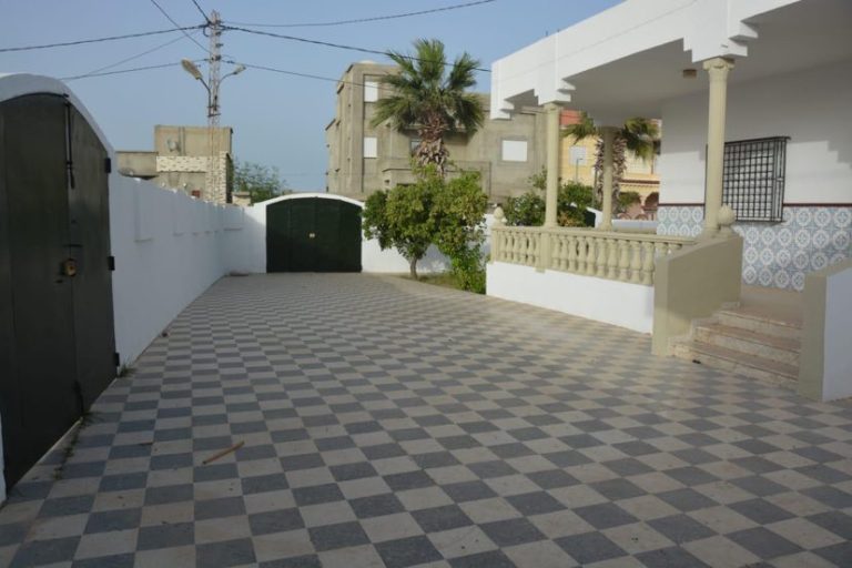 Grande villa pour usage commercial ou habitation