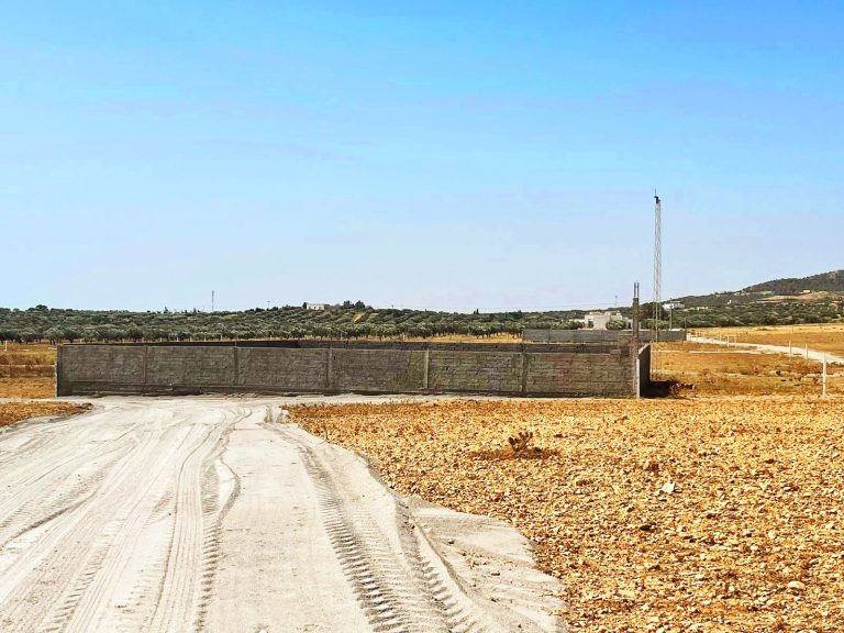 Terrain avec deux fa&ccedil;ades de 660 m