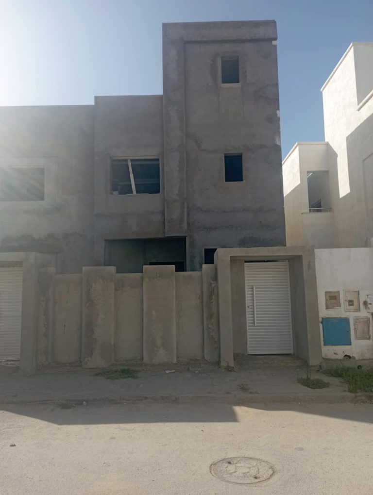 Trois maisons &agrave; un emplacement extra