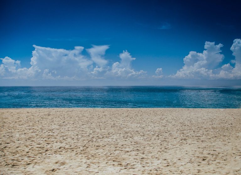 Terrain avec acc&egrave;s direct a une plage paradisiaque