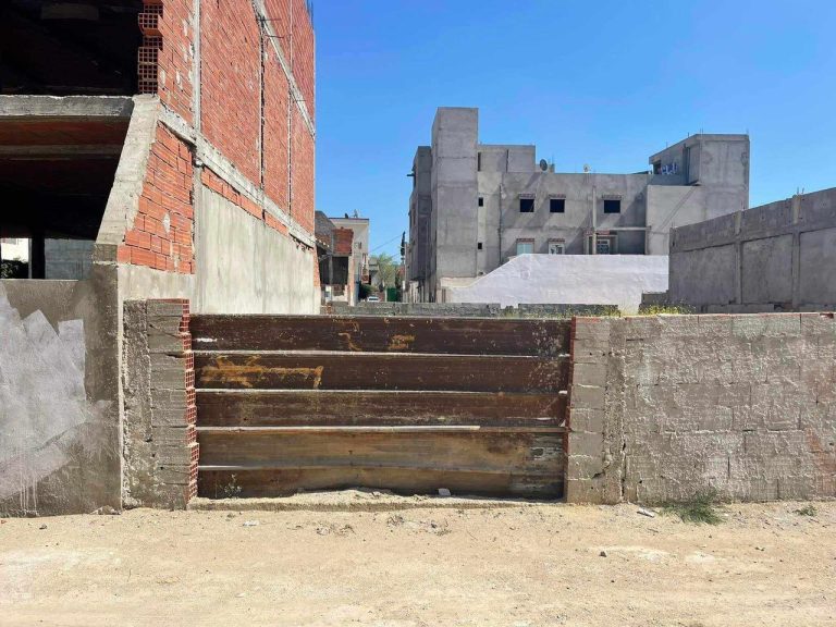 Terrain nu &agrave; boumhal bassatine