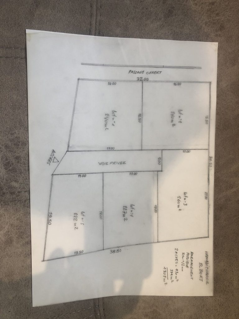 Borj salhi 1300m2 cl&ocirc;tur&eacute;e