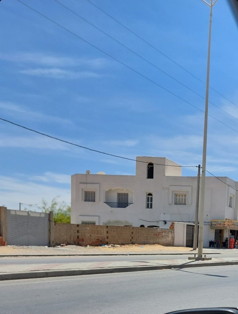 Terrain sur la route principal