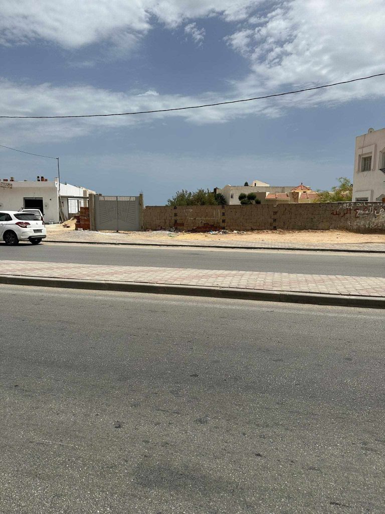 Terrain sur la route principal