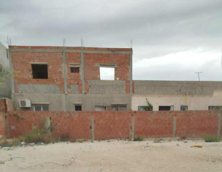 Terrain &agrave; route de raoued