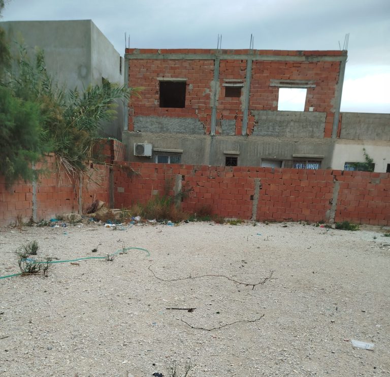 Terrain &agrave; route de raoued