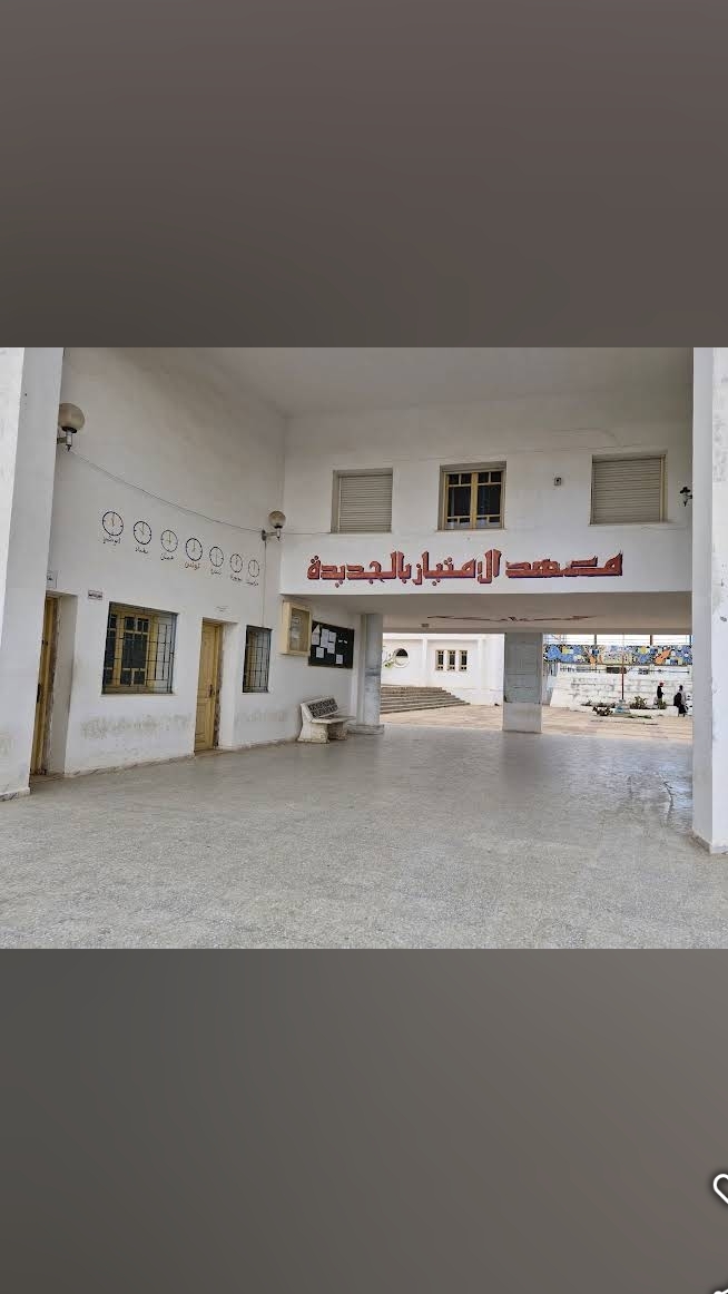 Avec titre de propri&eacute;t&eacute; et arr&ecirc;t&eacute; d'alignement