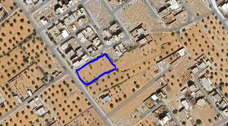 Un terrain sur route principale &agrave; la chevva