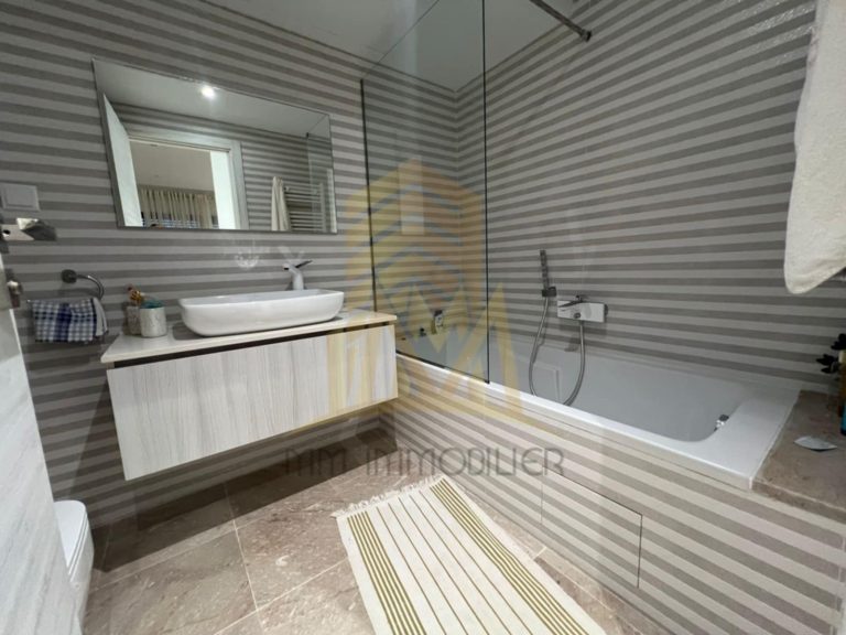 Triplex avec piscine à la soukra