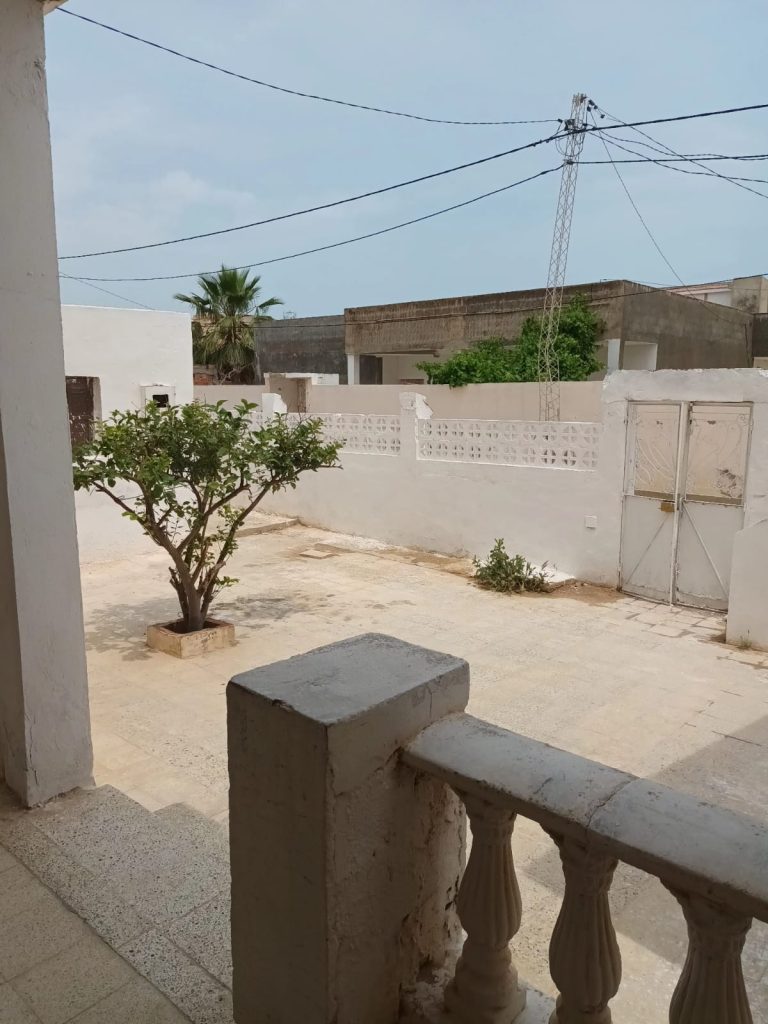 Maison tr&egrave;s proche de la route principale 400 m