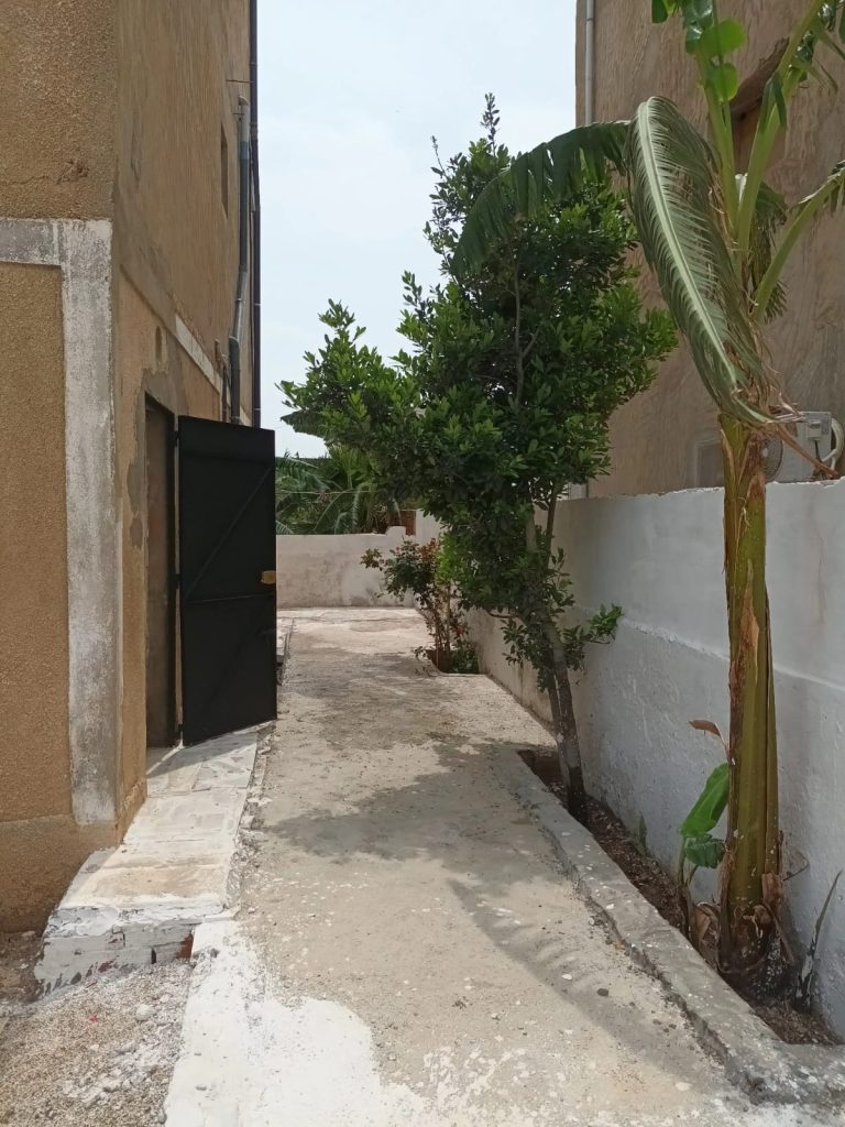 Maison tr&egrave;s proche de la route principale 400 m