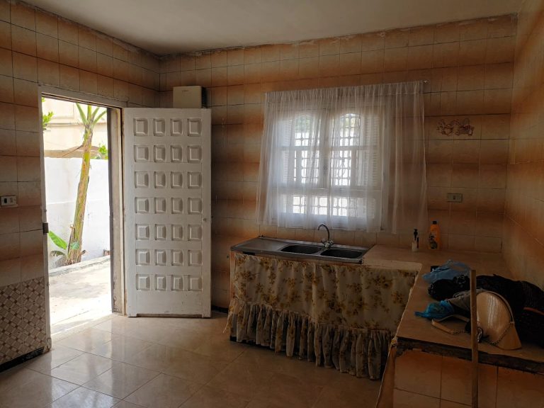 Maison tr&egrave;s proche de la route principale 400 m