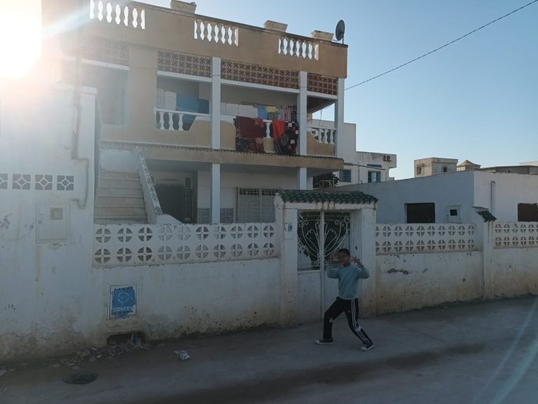 Maison tr&egrave;s proche de la route principale 400 m