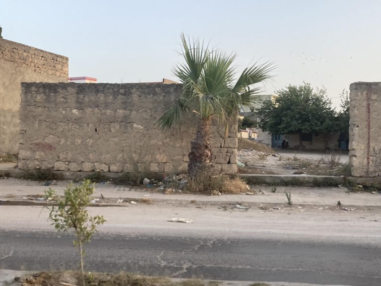 Terrain &agrave; korba en face kiosque ola