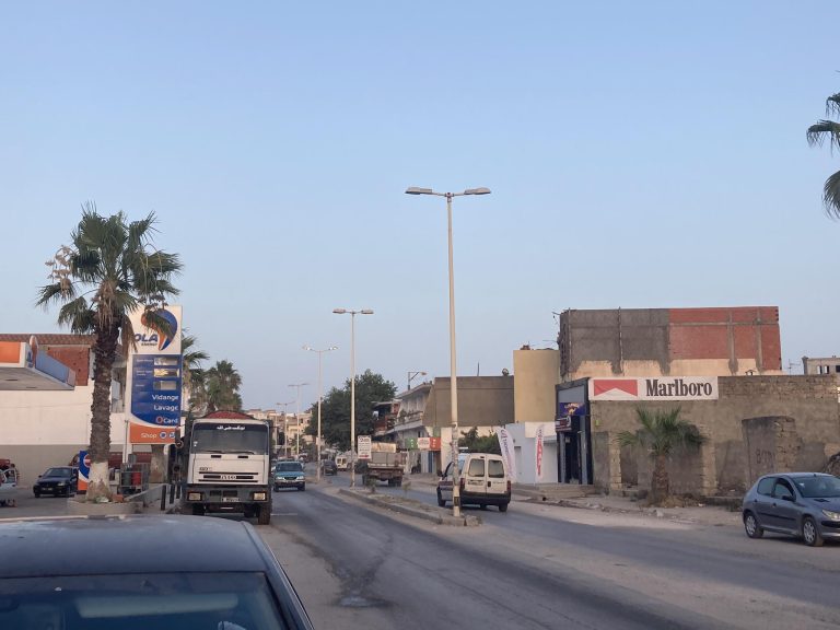 Terrain &agrave; korba en face kiosque ola