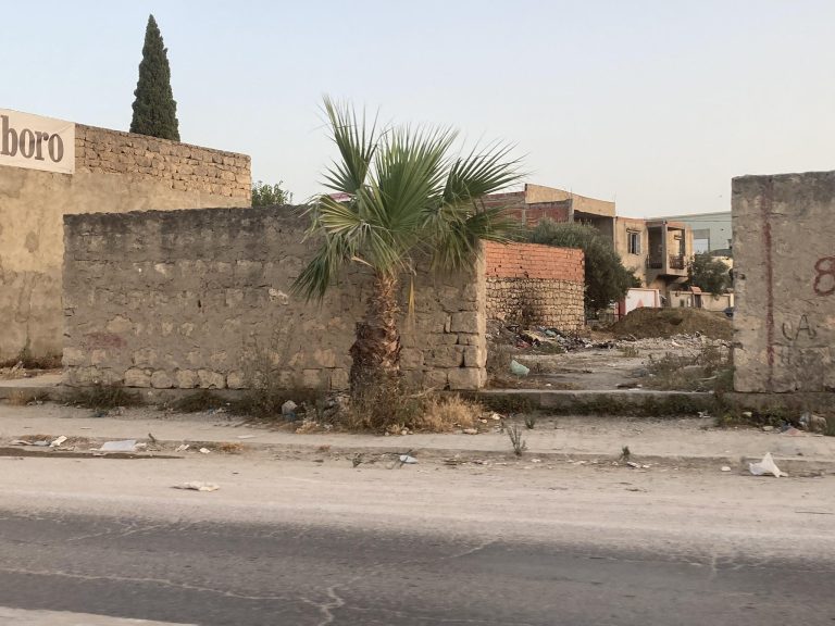 Terrain &agrave; korba en face kiosque ola