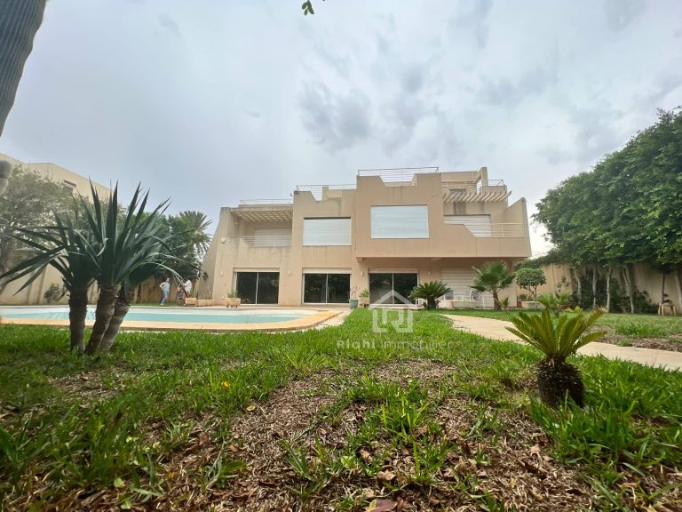 Une villa avec une piscine &agrave; saingerman