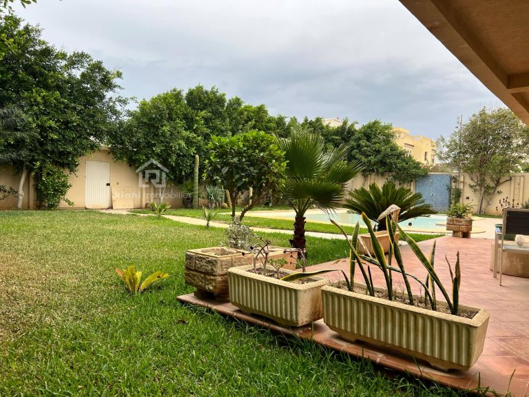 Une villa avec une piscine &agrave; saingerman