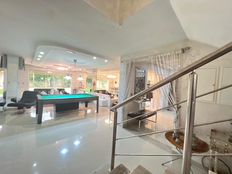 Une villa avec une piscine &agrave; saingerman