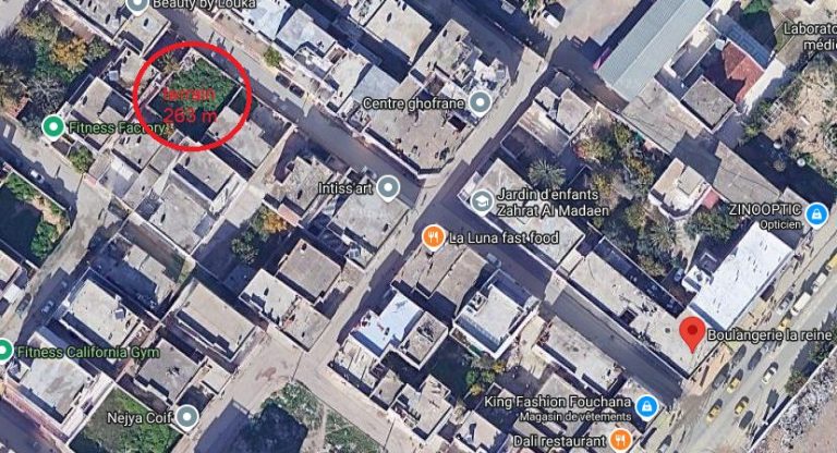 Terrain dans une zone commercial et r&eacute;sidentiel