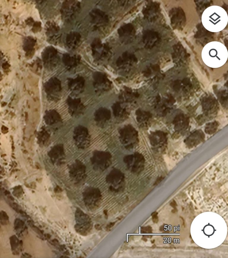 Terrain titre blue individiel sur route goudronn&egrave;e