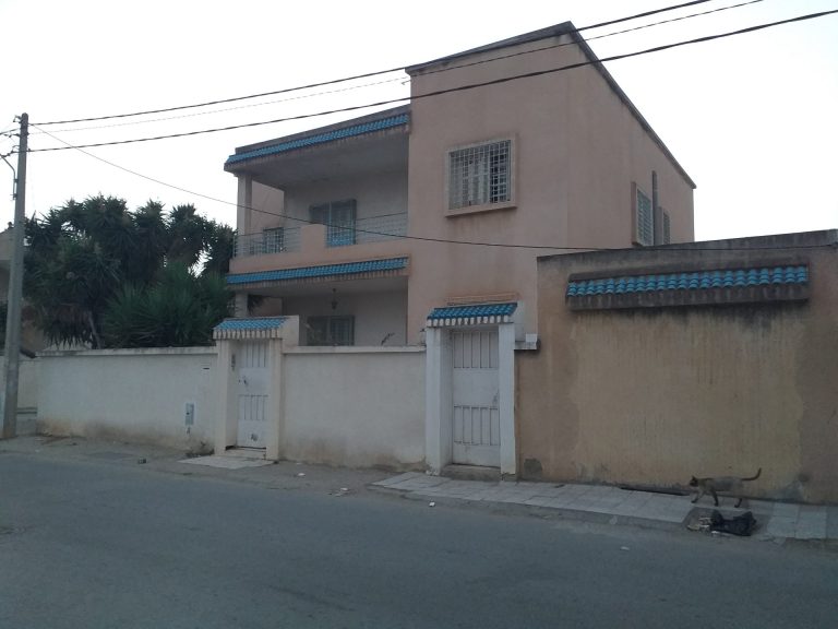 Villa rdc et 1iere &eacute;tage et studio