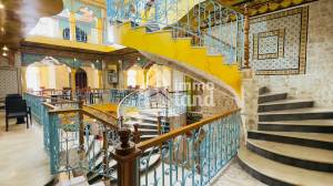Un palais de 1200 m btit sur