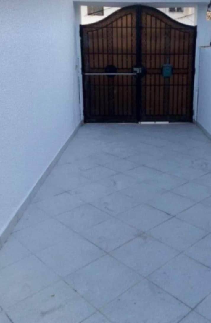 Une maison sur deux niveaux à cité el zouhour