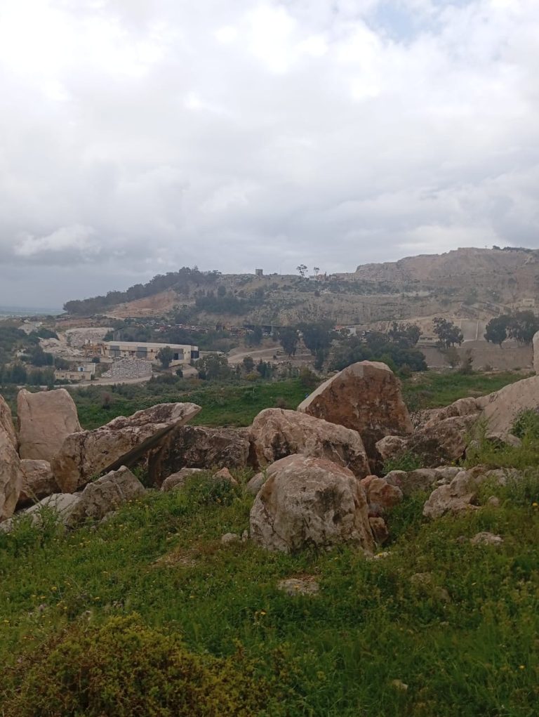 Terrain avec gisement de marbre proche el mazraa