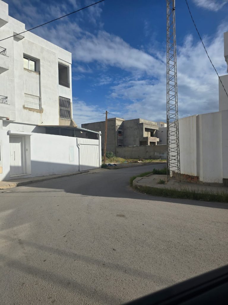 Terrain pret a construire 363m2 à khezama ouest