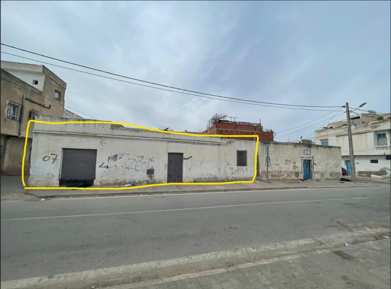 Local de 300 m2 en face station train mellassine