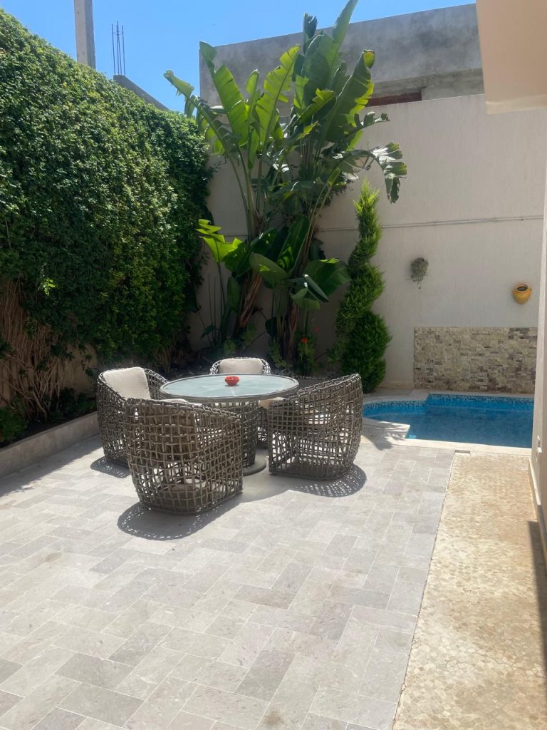 Triplex avec piscine &agrave; cit&eacute; el khalil